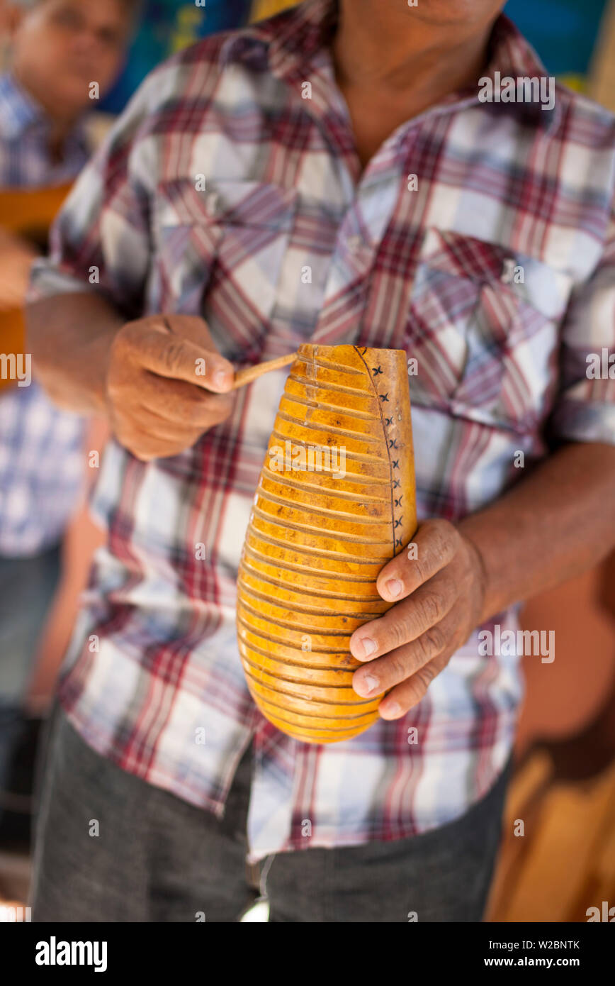 Guiro cubano instrumento fotografías e imágenes de alta resolución Alamy