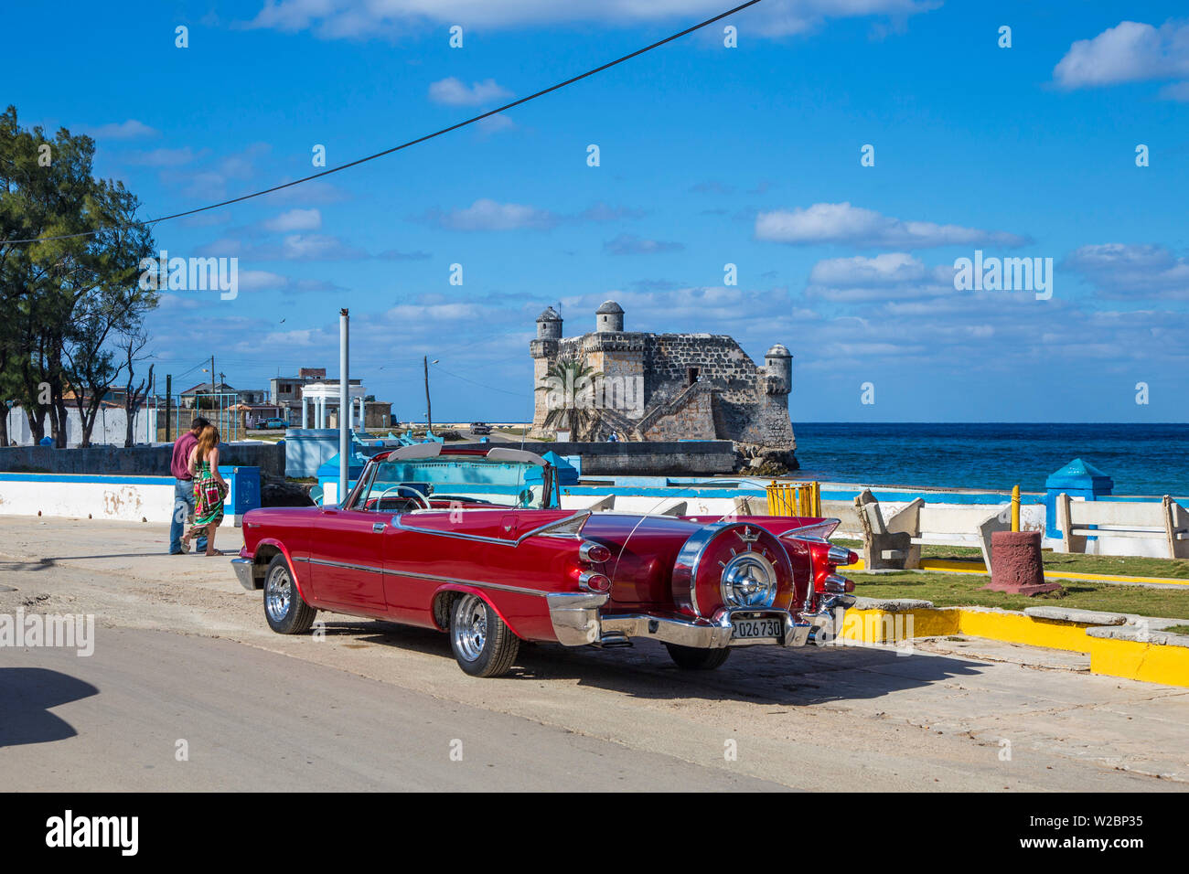 Cojimar Fort y 1959 Dodge Custom leales Lancer Convertible, Cojimar, La Habana, Cuba (MR) Foto de stock