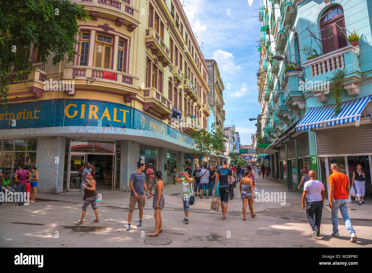 Cuba, La Habana, Centro Habana, calle comercial San Rafael Foto de stock