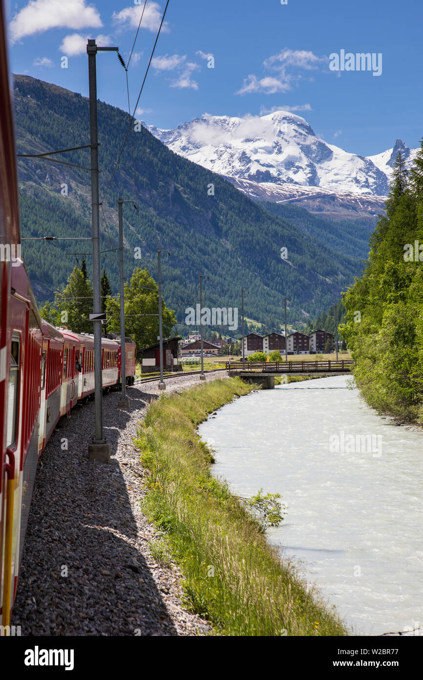 Tren Glacier Express escalada hacia Zermatt, Valais, Suiza Foto de stock