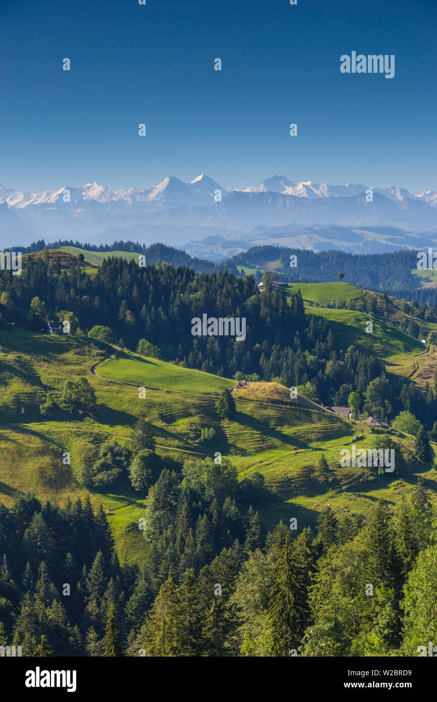 Valle de Emmental y Alpes Suizos en el fondo, Berner Oberland, Suiza Foto de stock