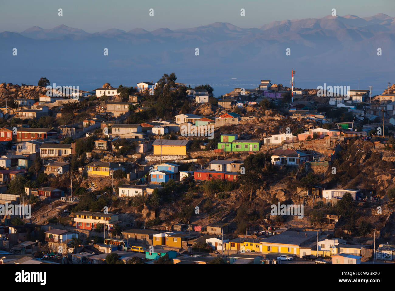 Chile, Coquimbo, ciudad alta vista desde la cruz del III Milenio cruz, atardecer Foto de stock
