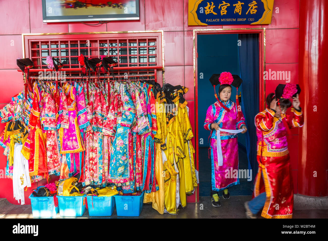 Los trajes tradicionales de coches, la Ciudad Prohibida, Beijing, China Foto de stock