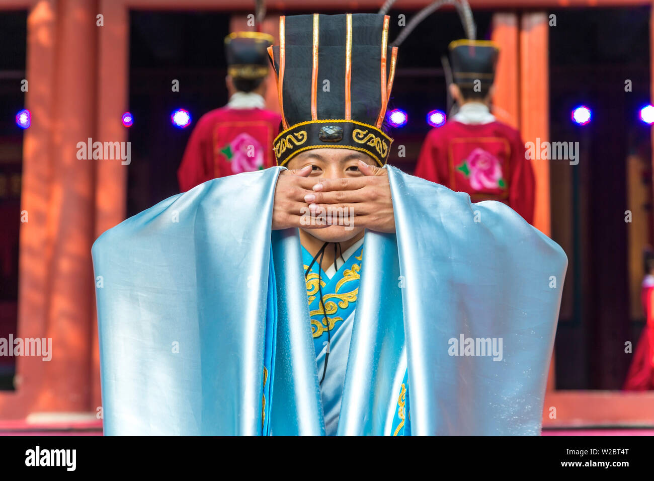 Espectáculo cultural con trajes de época, Beijing, China Foto de stock
