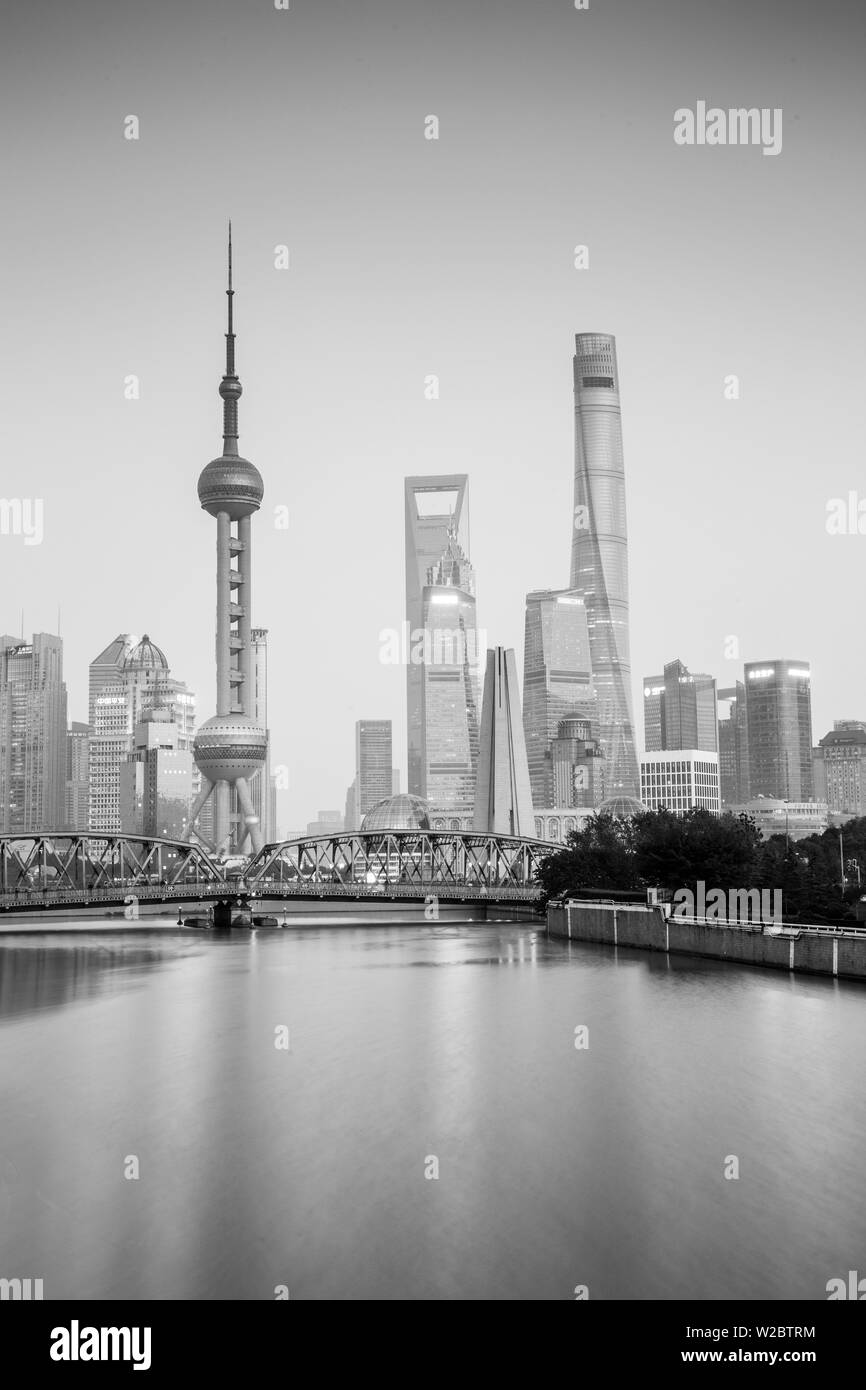 El horizonte de Pudong a través del arroyo Suzhou y puente Waibaidu, Shanghai, China Foto de stock