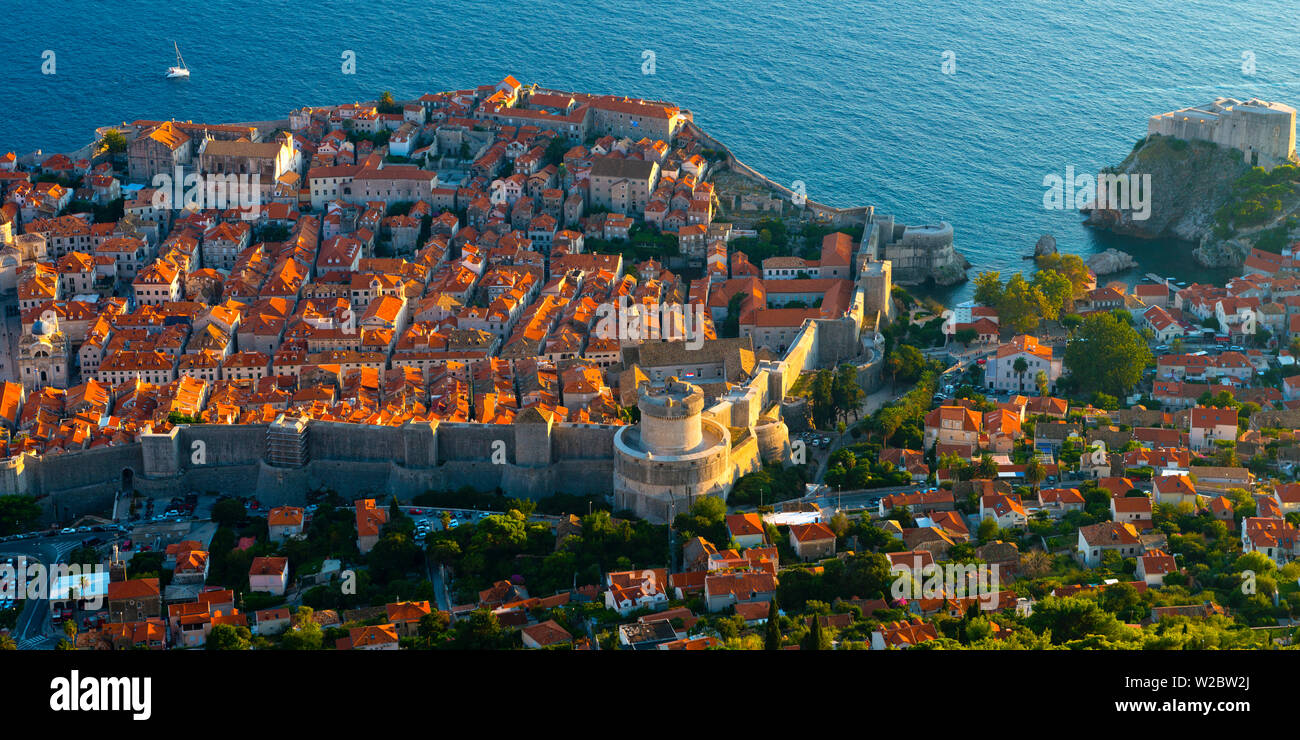 Croacia, Dalmacia, Dubrovnik, Ciudad Vieja (Stari Grad) desde el Monte SRD. Foto de stock