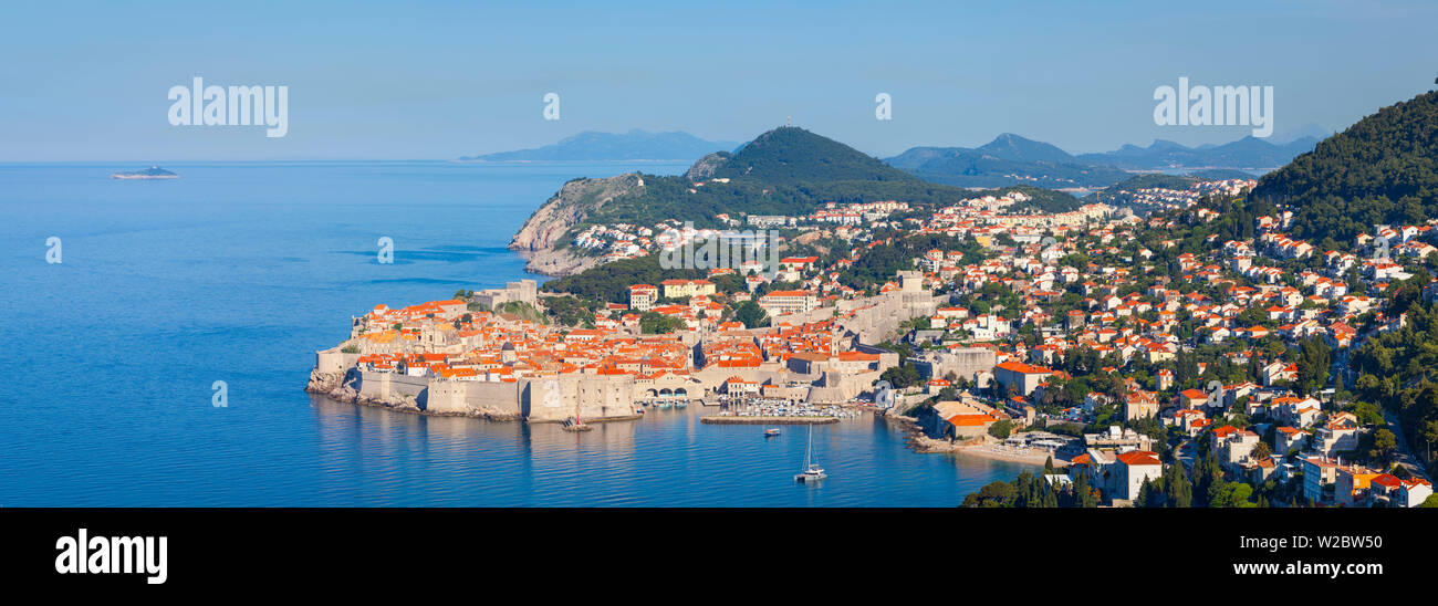 Vistas elevadas Stari Grad (Ciudad Antigua) y la costa de Dalmacia, Dubrovnik, Croacia Foto de stock