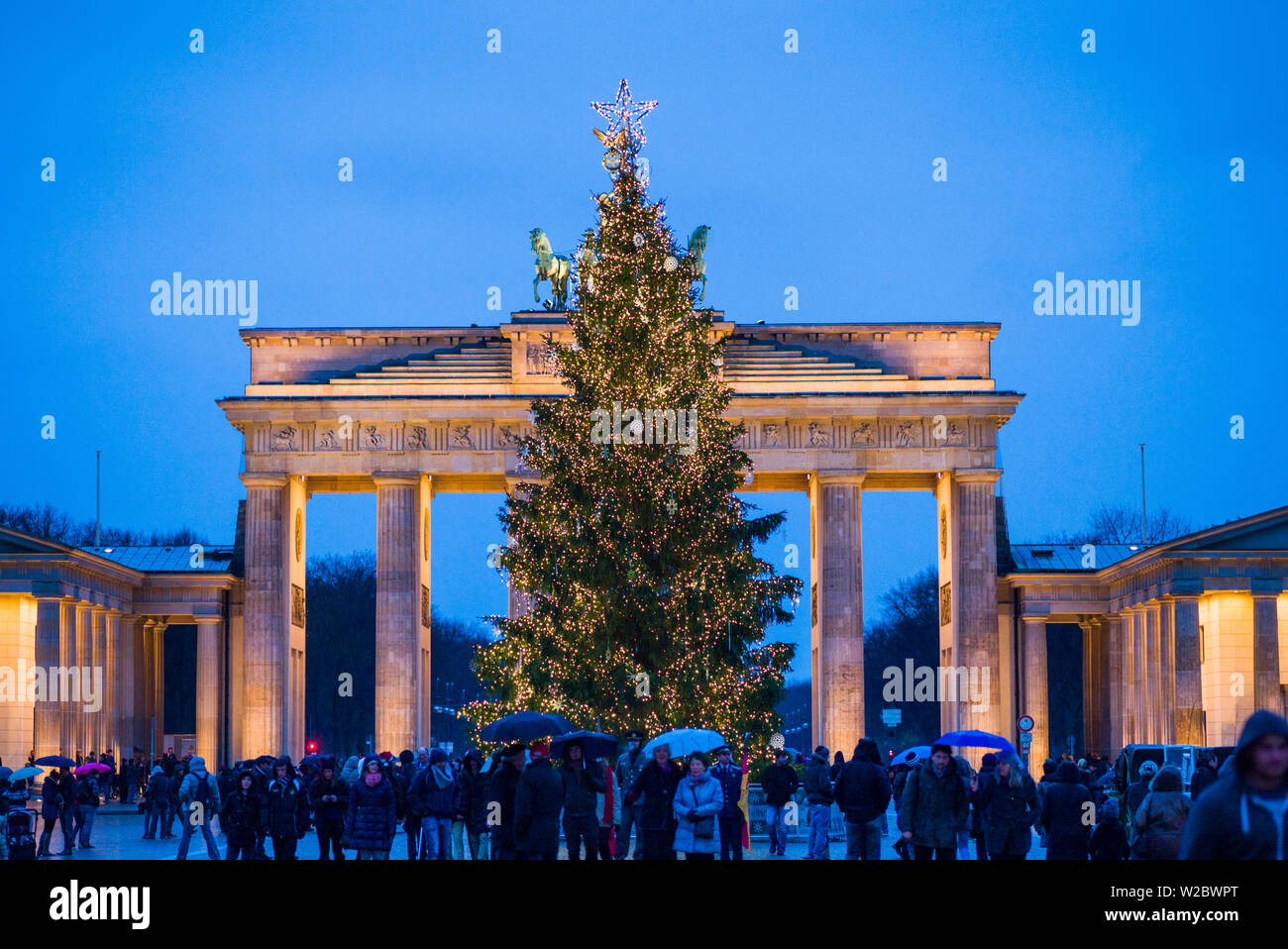 Alemania, Berlín Mitte, Brandenburger Tor, la Puerta de Brandenburgo y el árbol de Navidad Foto de stock