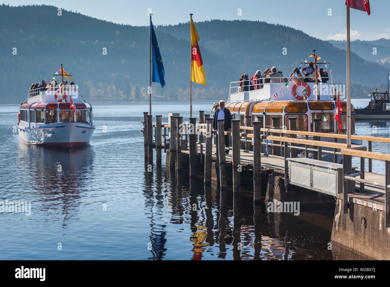Alemania, Baden-Wurttemburg, Selva Negra, Titisee-Neustadt, el lago Titisee y barco turístico en otoño Foto de stock