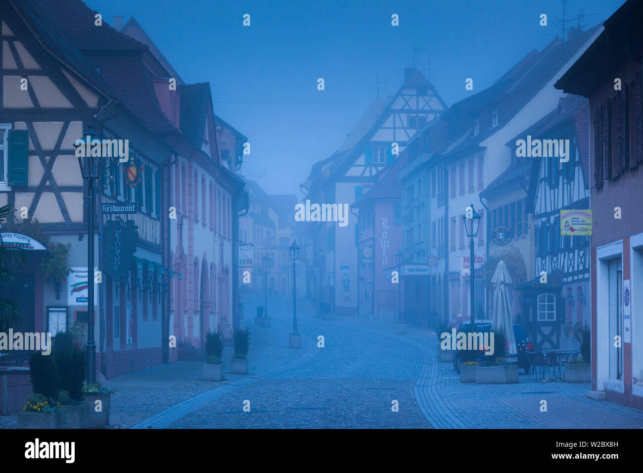 Alemania, Baden-Wurttemburg, área de Kaiserstuhl, Endingen, Hauptstrasse, Main Street, el amanecer, la niebla Foto de stock