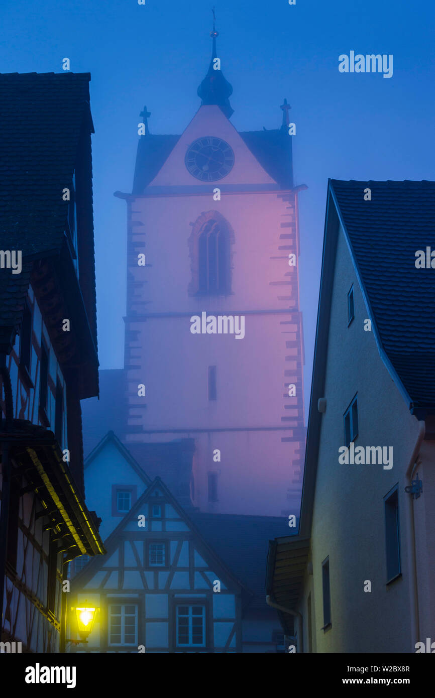 Alemania, Baden-Wurttemburg, área de Kaiserstuhl, Peterkirche Endingen, iglesia, niebla, amanecer Foto de stock