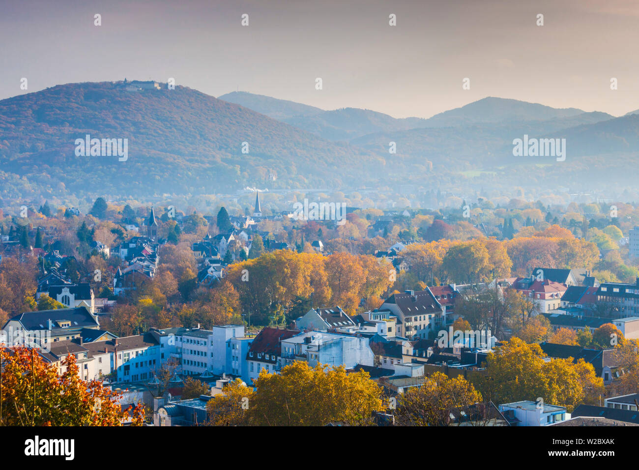 Alemania, Nordrhein-Westfalen, Bad Godesberg, niveles elevados de la ciudad vista desde la montaña de Bad Godesberg, otoño Foto de stock