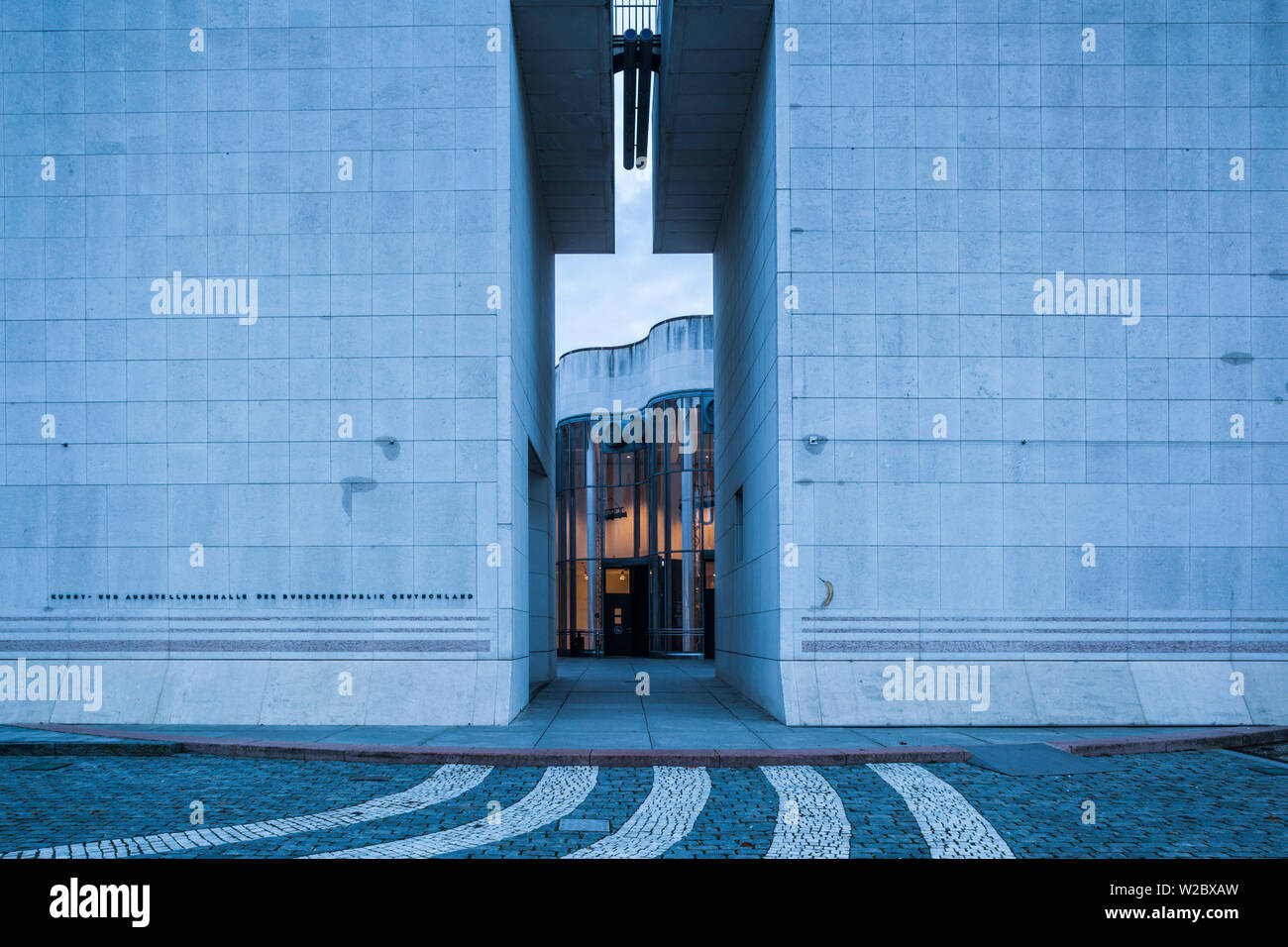 Alemania, Nordrhein-Westfalen, Bonn, Museumsmeile, Bundeskunsthalle, museo de tecnología y arte, exterior, dawn Foto de stock