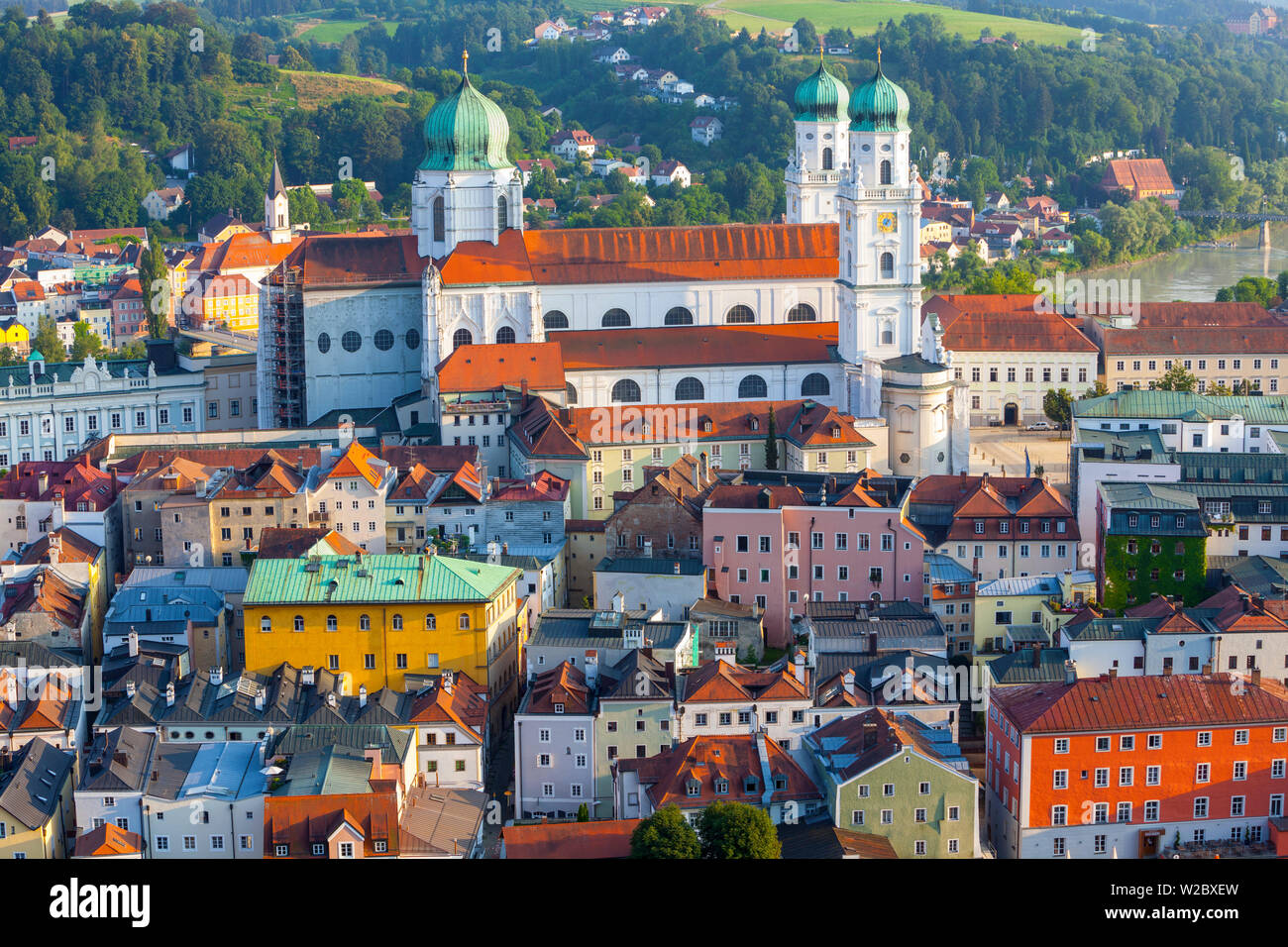 Niveles elevados de vistas de la Catedral de San Esteban y el río Danubio, Passau, Baja Baviera, Baviera, Alemania Foto de stock