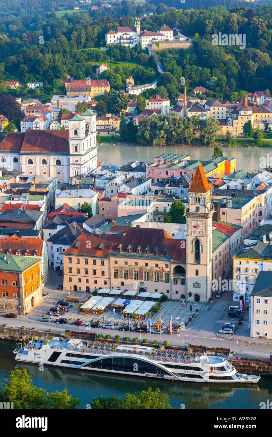 Vista elevada sobre el Ayuntamiento y el río Danubio, la Baja Baviera, Baviera, Alemania Foto de stock