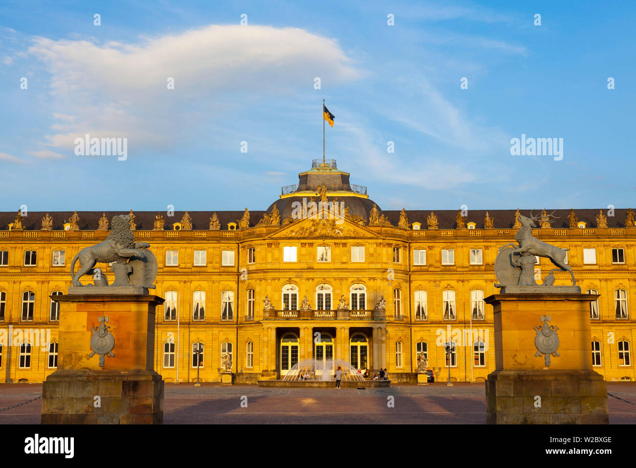 Neues Schloss (castillo nuevo), Stuttgart, Baden-Wurtemberg, Alemania Foto de stock