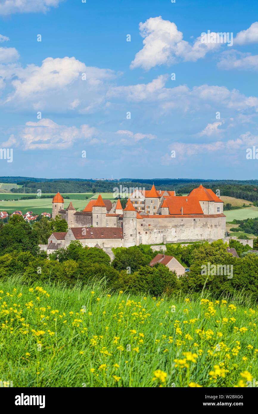 Vista elevada hacia el castillo medieval de Harburg, suabia, Baviera, Alemania Foto de stock