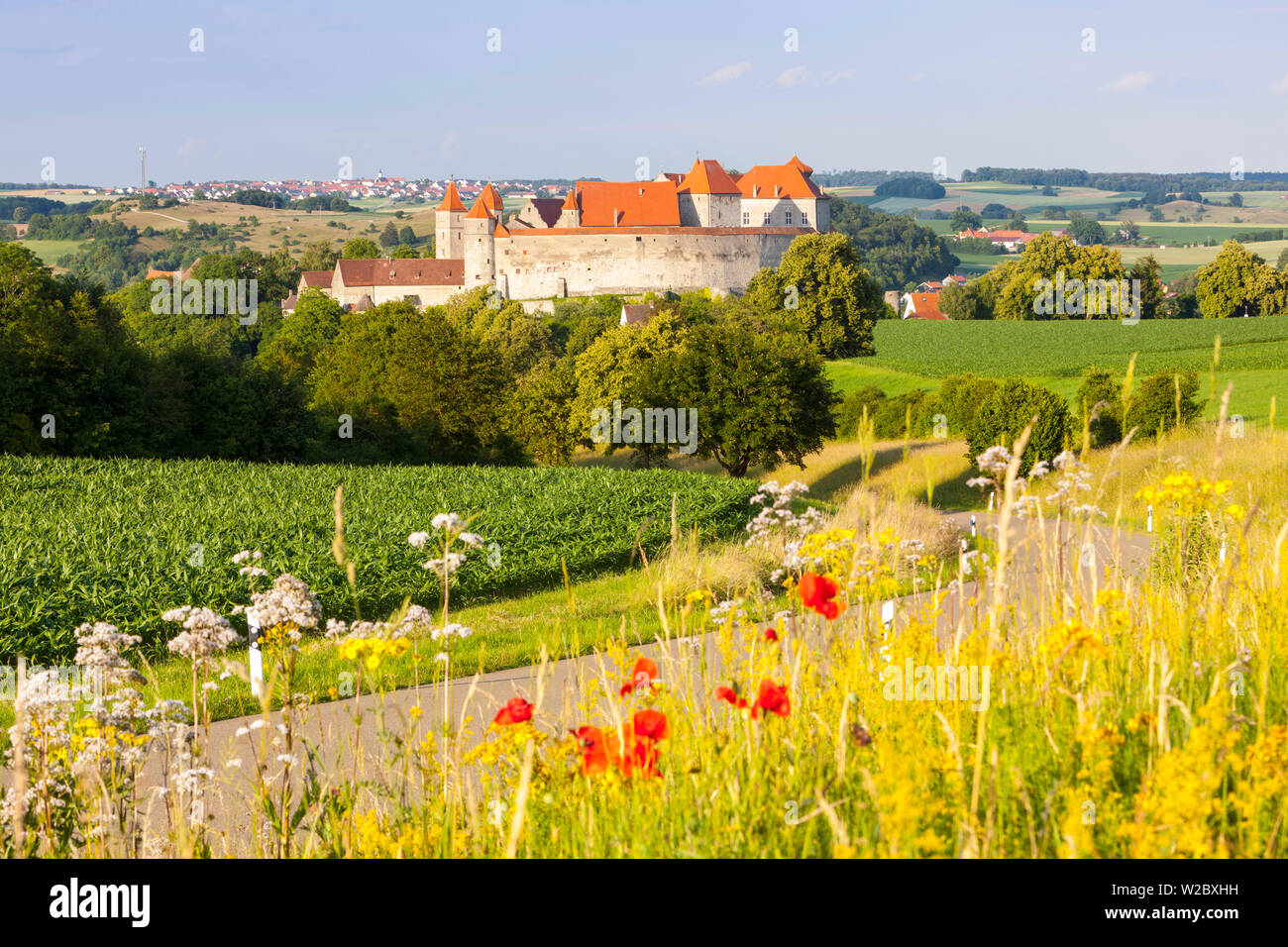 El pintoresco castillo medieval de Harburg, Harburg, suabia, Baviera, Alemania Foto de stock
