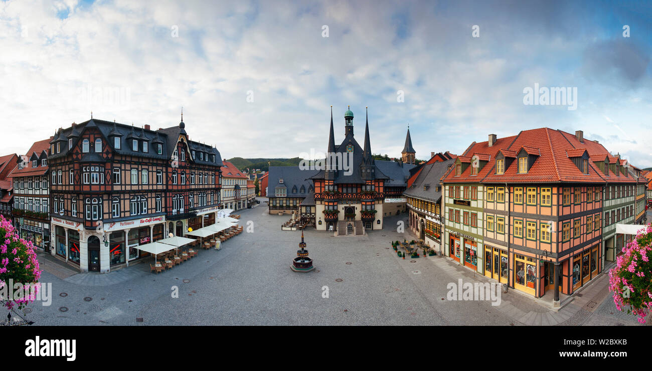 La plaza Markt y Guild Hall, Wernigerode, montañas de Harz, en el Estado federado de Sajonia-Anhalt, Alemania Foto de stock