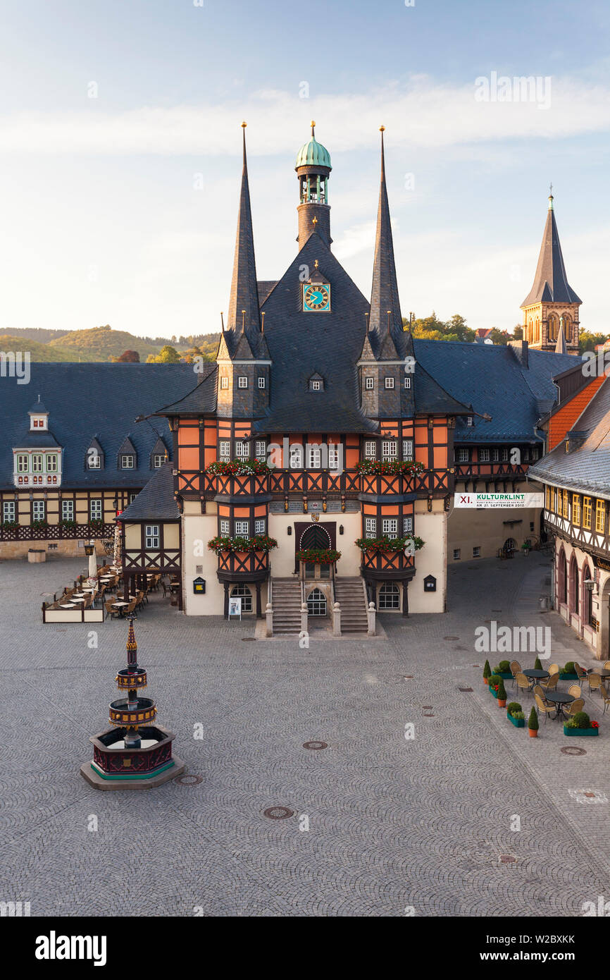 Plaza de marcador y Guild Hall, Wernigerode, montañas de Harz, en el Estado federado de Sajonia-Anhalt, Alemania Foto de stock