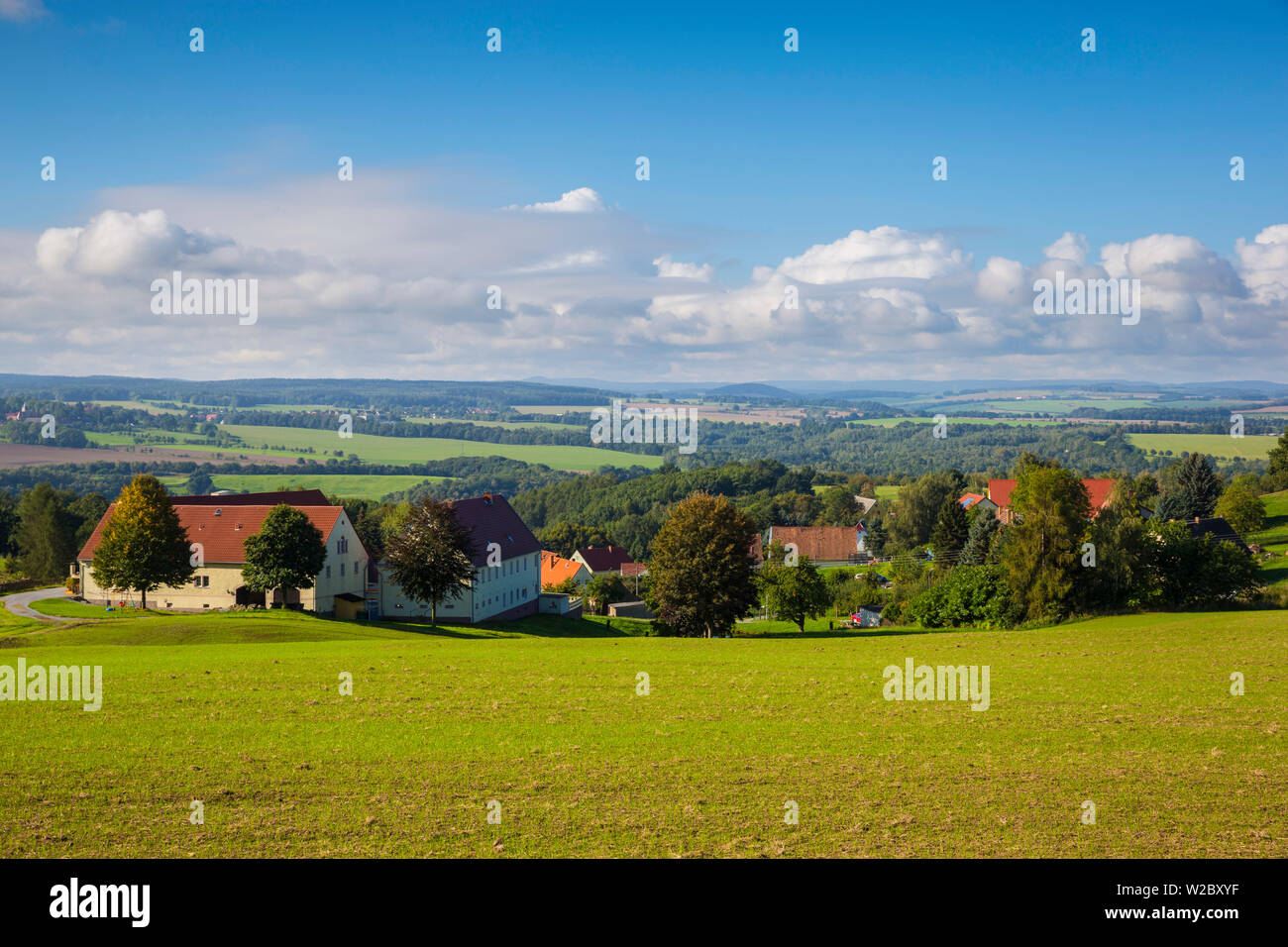 La granja y el campo cercano Konnigstein, Sajonia, Alemania Foto de stock