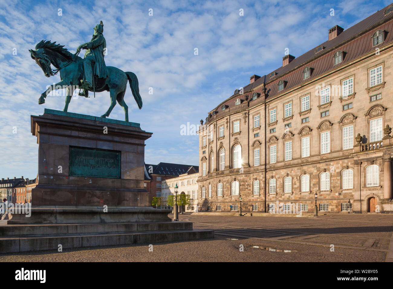 Dinamarca, Zelanda, Copenhague, Palacio de Christianborg, exterior, mañana Foto de stock