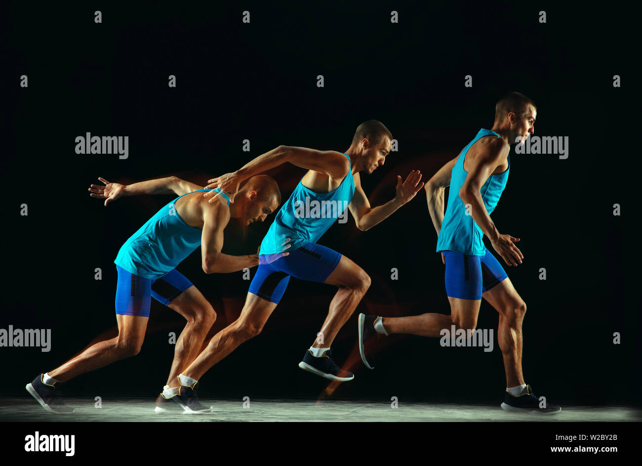Piernas atleta masculino runner ejecute camino de montaña Fotografía de  stock - Alamy