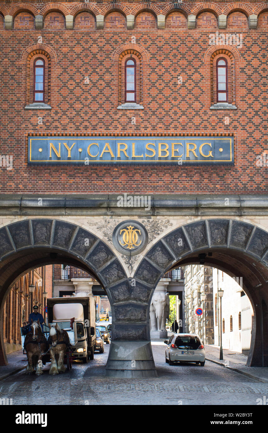Dinamarca, Zelanda, Copenhague, Vesterbro, antigua cervecería Carlsberg firmar Foto de stock