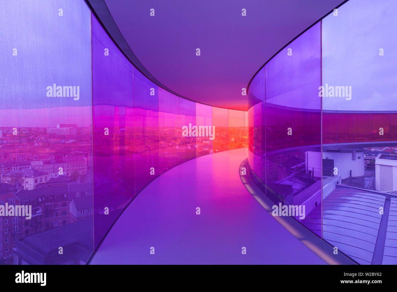 Dinamarca, Jutlandia, Aarhus, ARoS Aarhus Kunstmuseum, el museo de arte, su Rainbow panorama de 360 grados de la pasarela en la azotea, interior Foto de stock