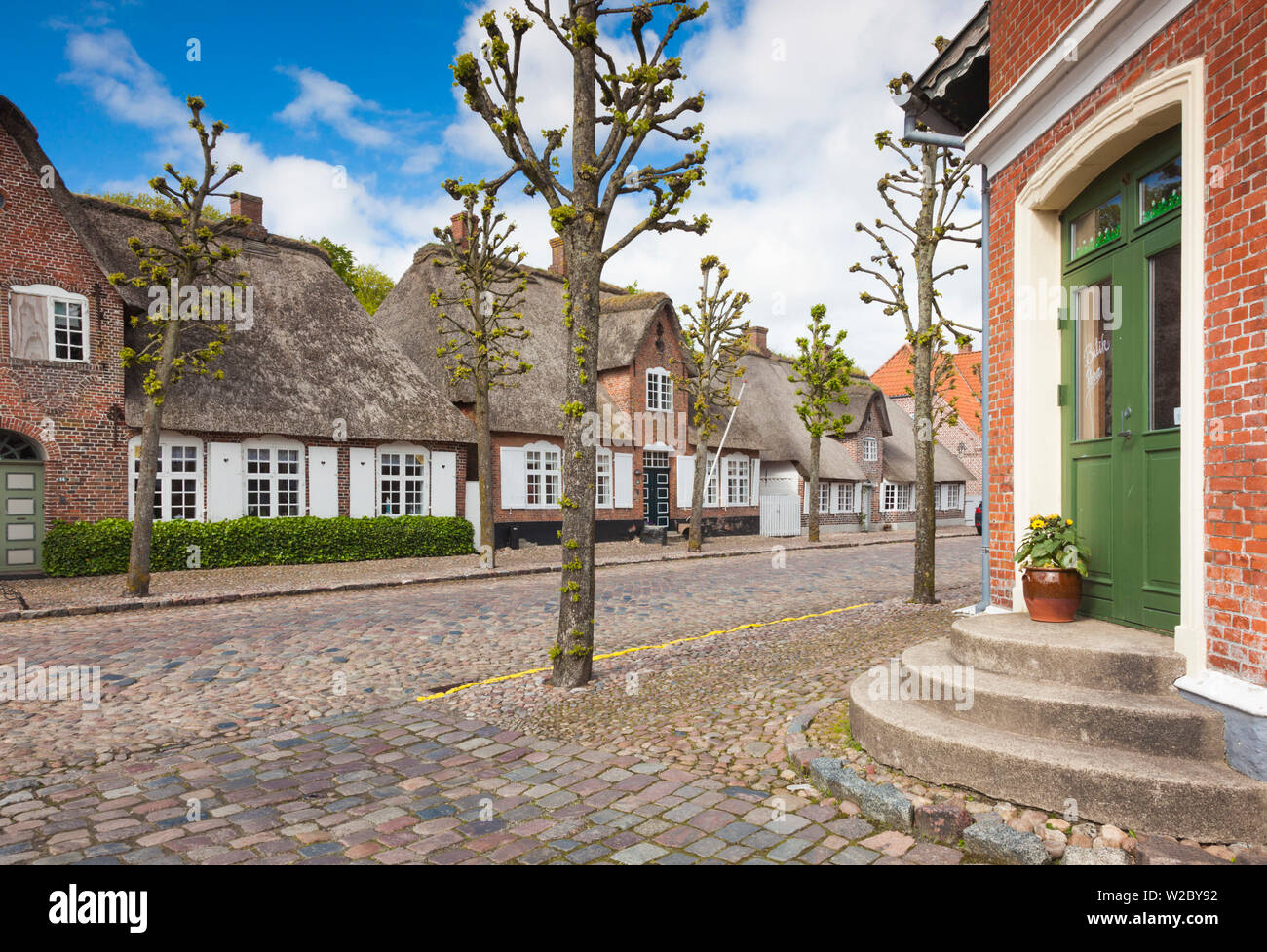 Dinamarca, Jutlandia, Mogeltonder, casas a lo largo de la calle Slotsgade Foto de stock