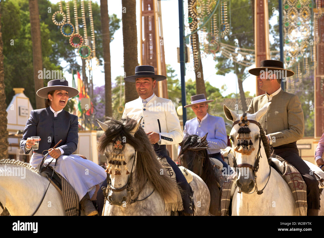 Los Jinetes en traje tradicional española, anual Feria del Caballo, Jerez de la Frontera, Provincia de Cádiz, Andalucía, España Foto de stock