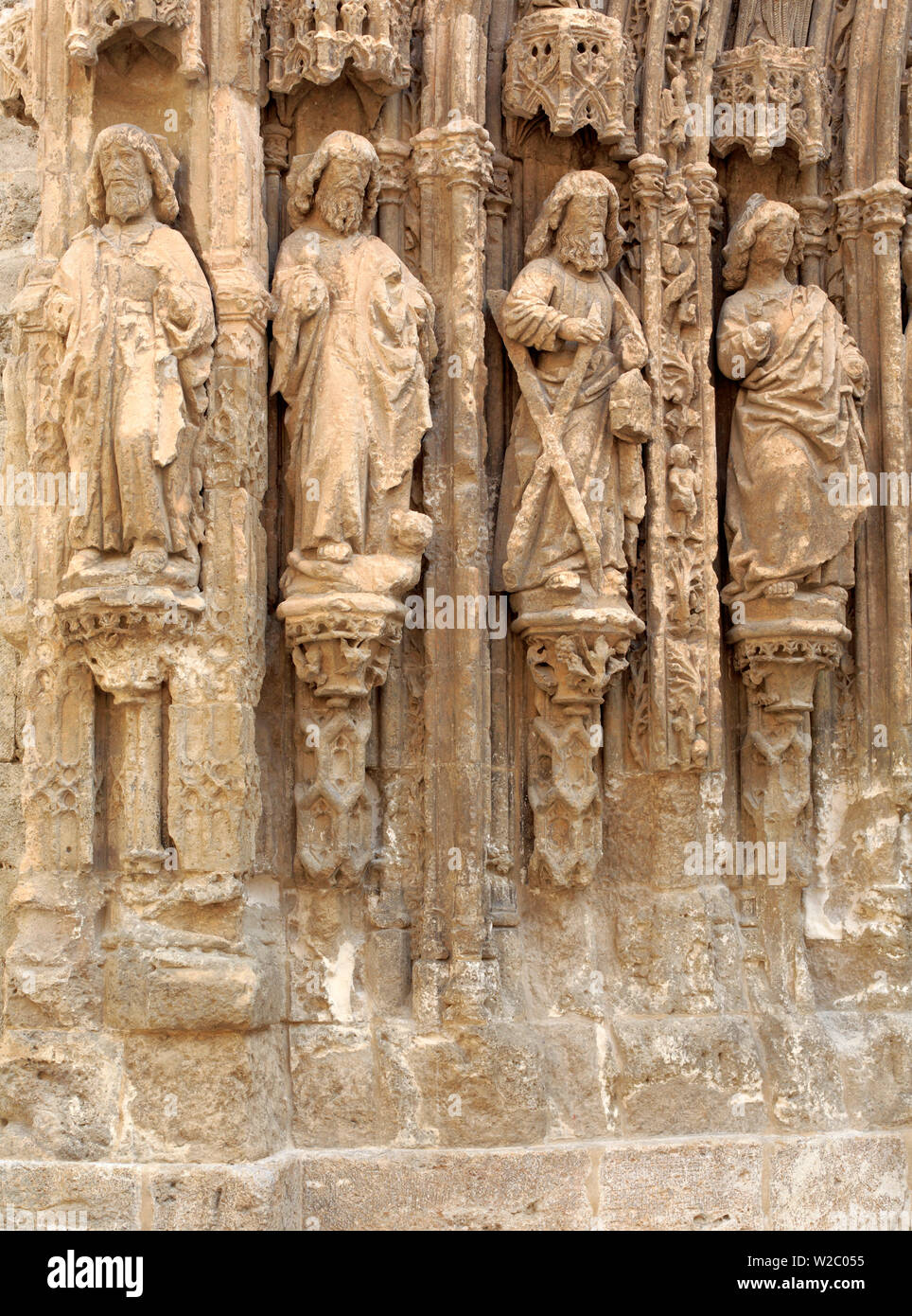 Escultura en la fachada de la iglesia de Santa María, Requena, Comunidad Valenciana, España Foto de stock