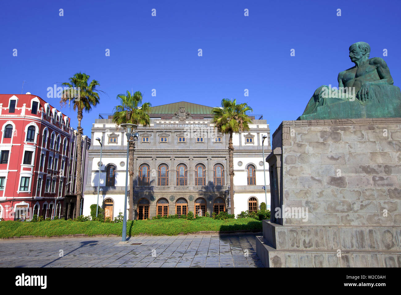 Estatua de Benito Pérez Galdós novelista canario con el Teatro Pérez Galdós en el fondo, el barrio de Triana, Las Palmas de Gran Canaria, Gran Canaria, Islas Canarias, España, el Océano Atlántico, Europa Foto de stock