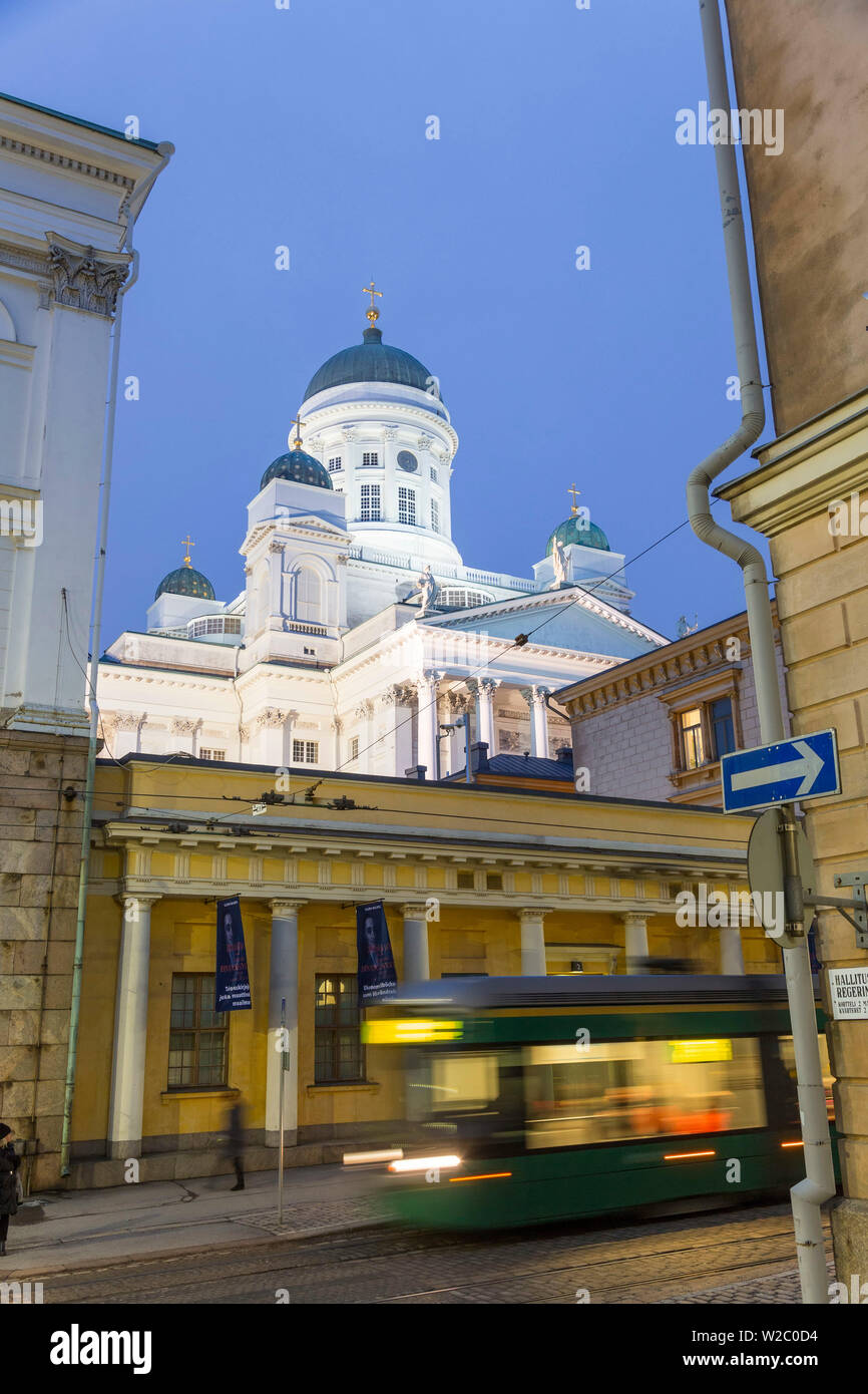 Tranvía y a la catedral luterana, al anochecer, Helsinki, Finlandia Foto de stock