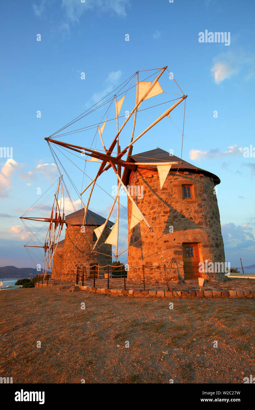 Molinos de viento de Chora, en Patmos, Dodecaneso, las Islas Griegas, Grecia, Europa Foto de stock