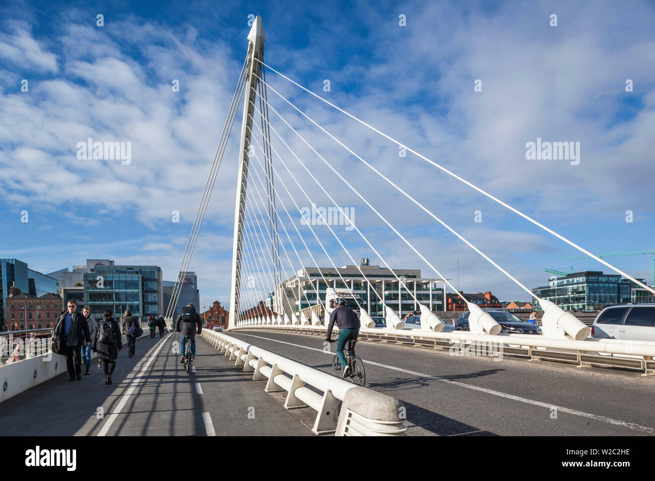 Irlanda, Dublín, Docklands, Samuel Beckett Bridge, Santiago Calatrava, arquitecto Foto de stock
