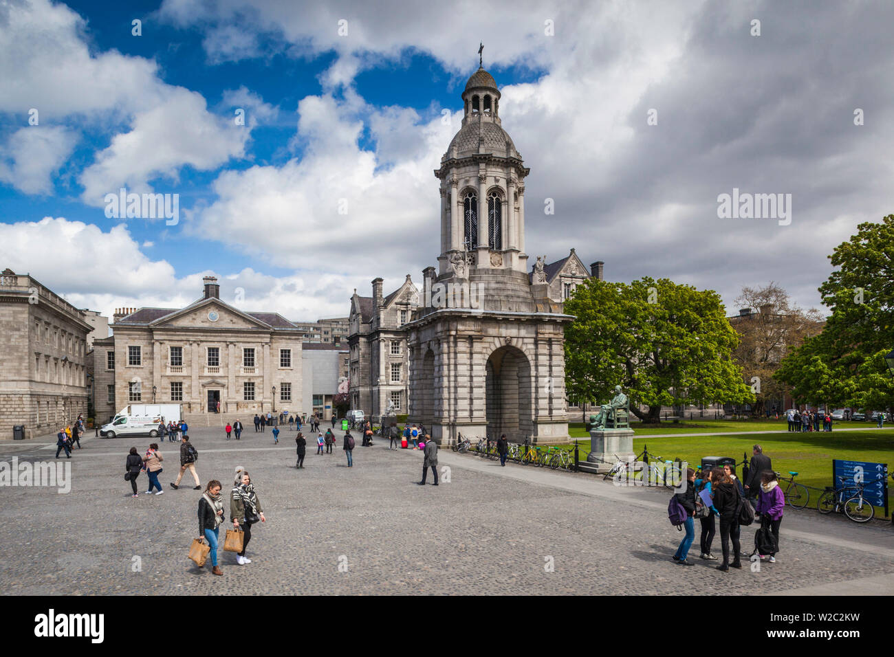 Irlanda, Dublín, Trinity College, la Plaza del Parlamento y el Campanile Foto de stock