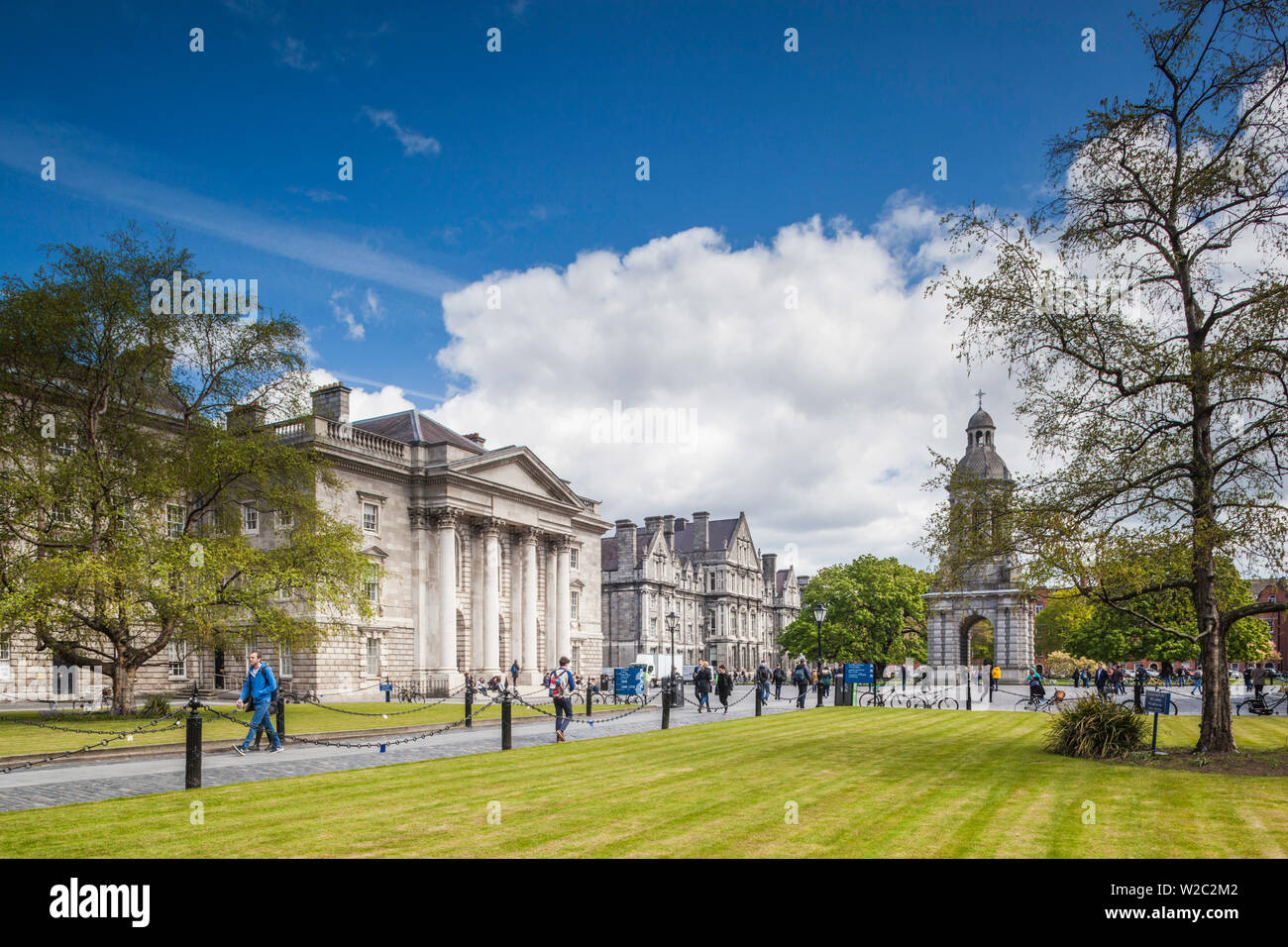 Irlanda, Dublín, Trinity College, la Plaza del Parlamento y el Campanile Foto de stock