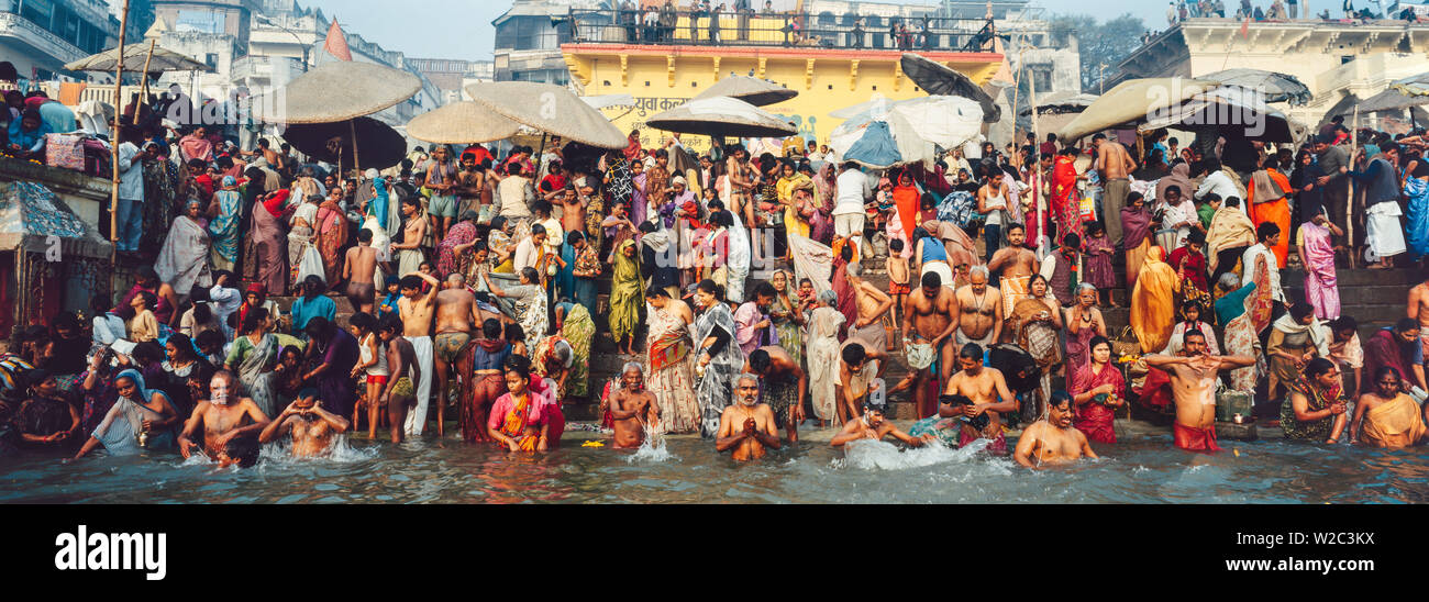 En Uttar Pradesh, India Varanasi (Benares) ritos religiosos en el sagrado Ganges Foto de stock
