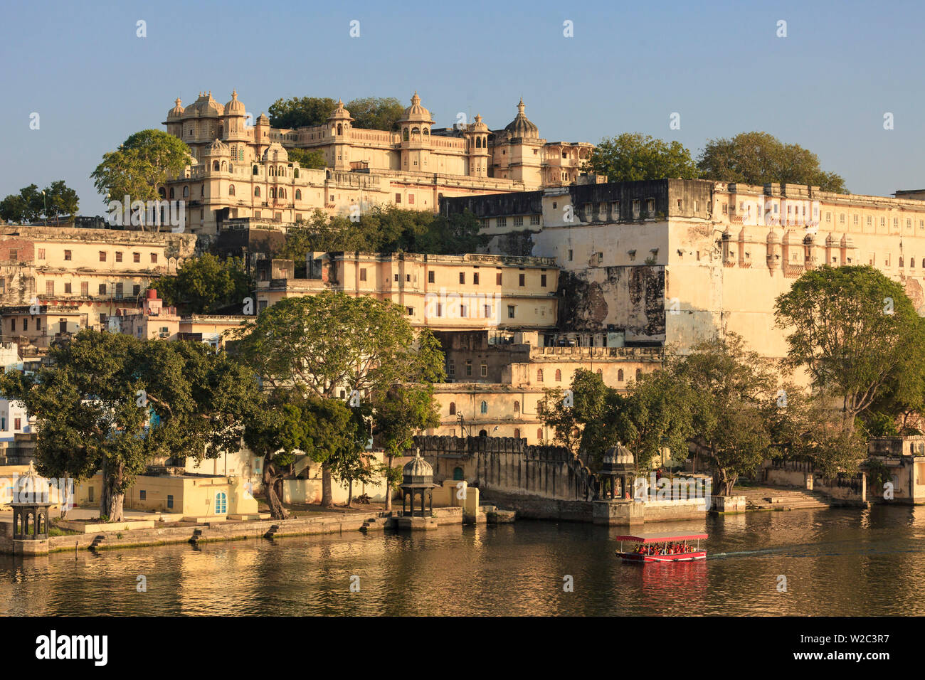La India, Rajasthan, Udaipur, vista de Lal Ghat y el complejo del Palacio de la ciudad Foto de stock