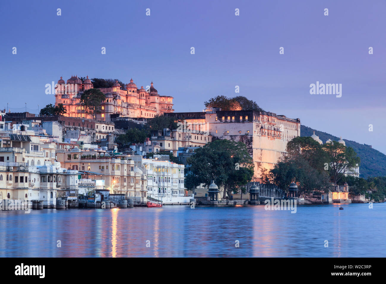 La India, Rajasthan, Udaipur, vista de Lal Ghat y el complejo del Palacio de la ciudad Foto de stock