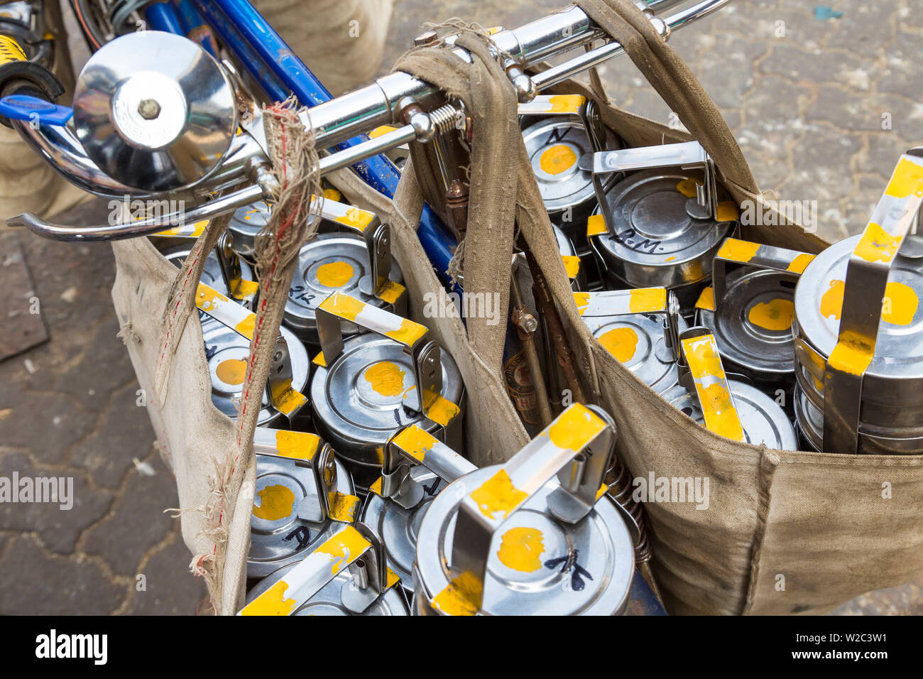 Tiffin fiambreras entregado por bicicleta, Mumbai, India Foto de stock