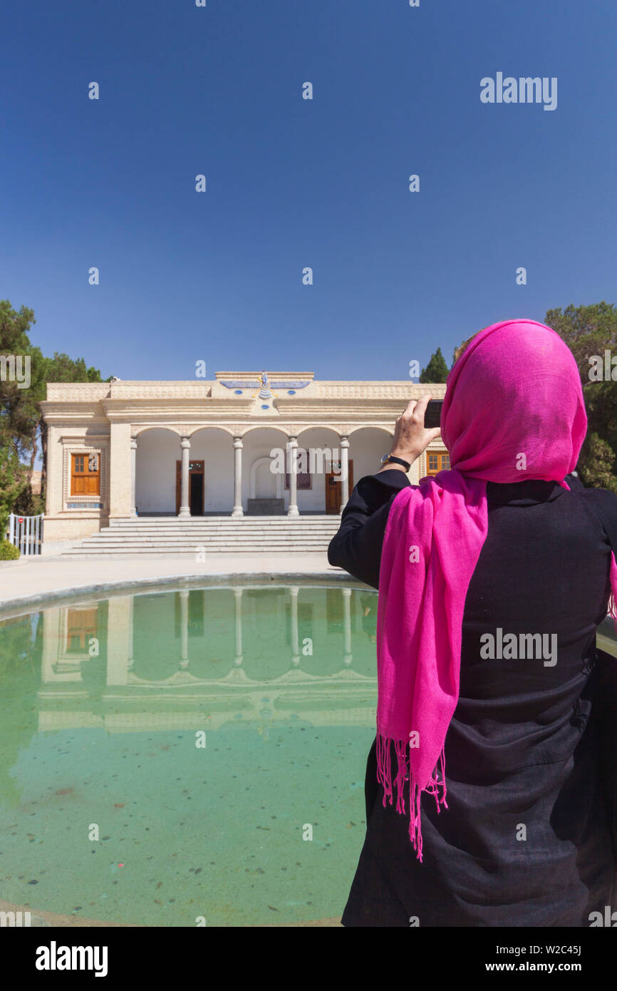 Irán, en el centro de Irán, Yazd, Ateshkadeh, zoroastrianos, Templo de fuego exterior con mujer fotógrafo Foto de stock