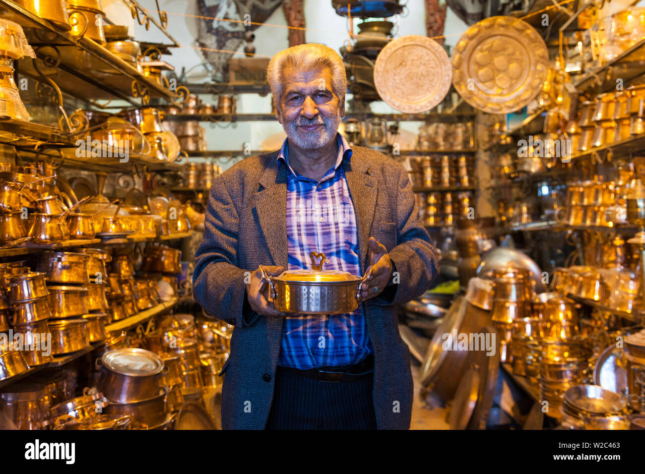 Irán, sureste de Irán, Kerman, de extremo a extremo, bazar, vendedor de tienda de metal Foto de stock