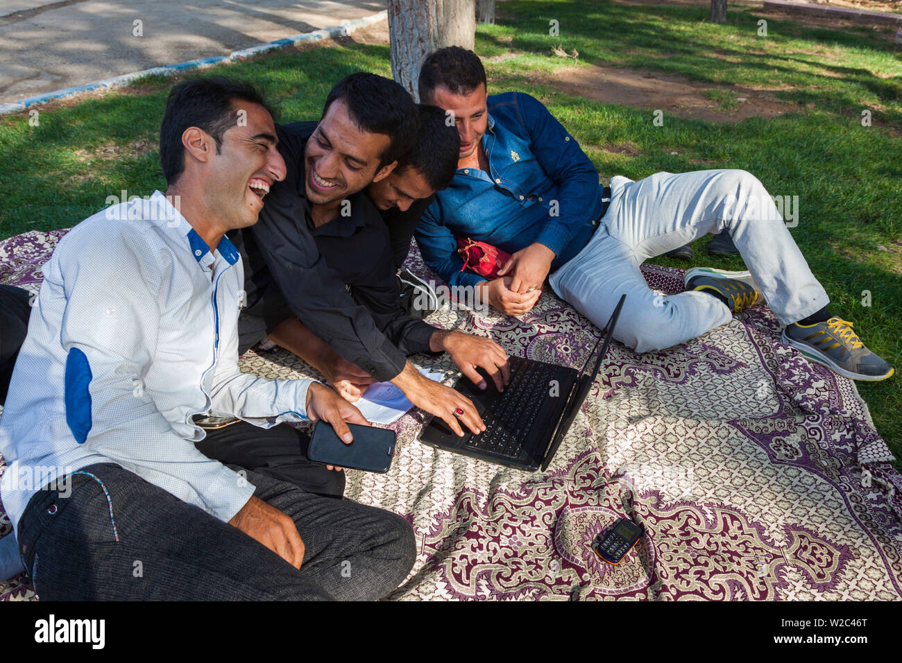 Irán, en el centro de Irán, Neyriz, jóvenes hombres iraníes con ordenador portátil Foto de stock