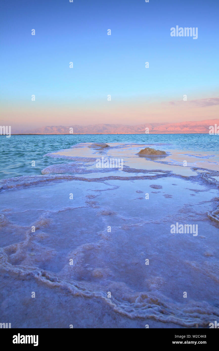Vistas a Jordania con depósito de sal en primer plano, Ein Bokek, Dead Sea (lugar más bajo en la tierra), Israel Foto de stock