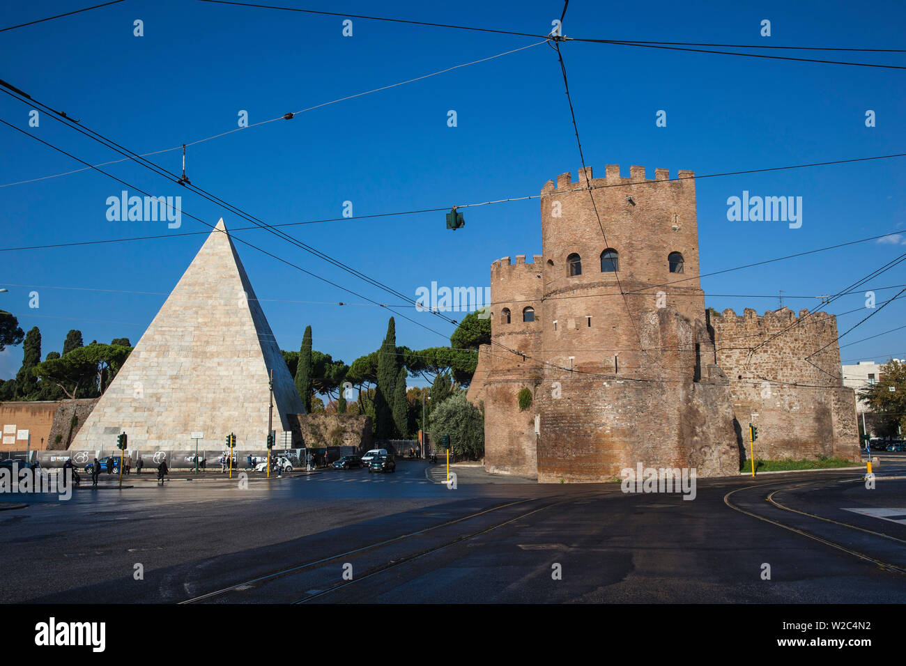 Italia, Lazio, Roma, la Pirámide de Cestius y Puerta de San Pablo y el Museo de la Vía Ostiense