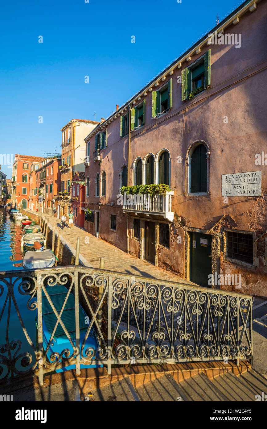 Pequeño canal, en el área de Cannaregio de Venecia, Véneto, Italia Foto de stock