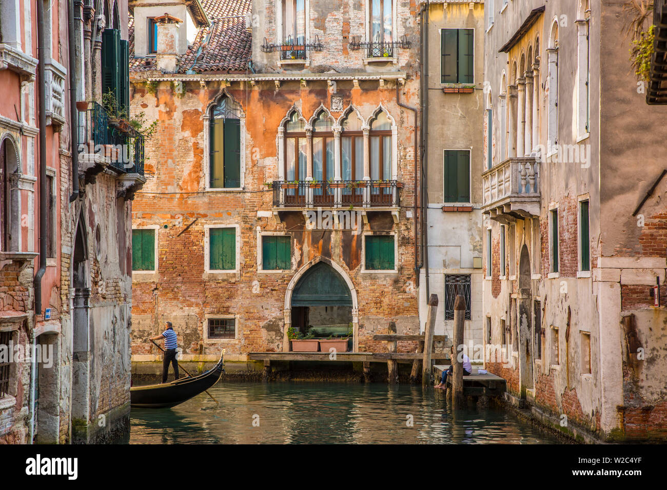 Góndola por canal de Venecia, Véneto, Italia Foto de stock