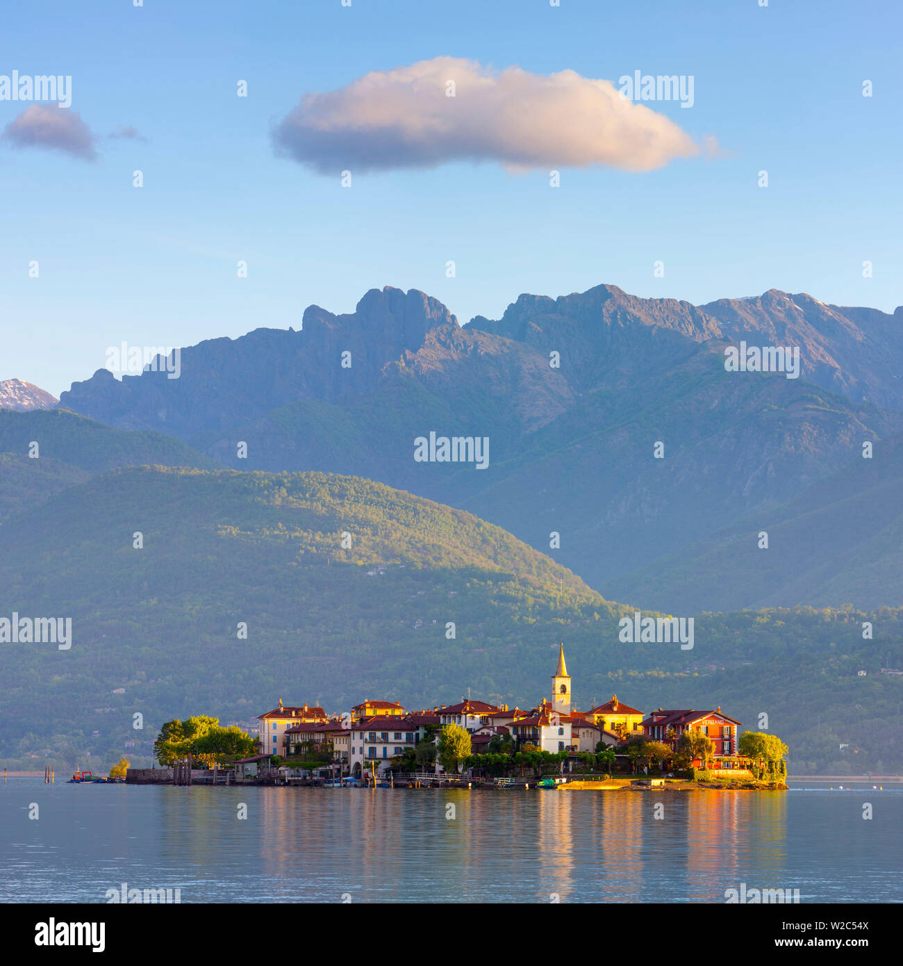 El idílico Isola dei Pescatori (islas de pescadores) iluminados en Sunrise, Borromeo , Islas, el Lago Maggiore, Piamonte, Italia Foto de stock